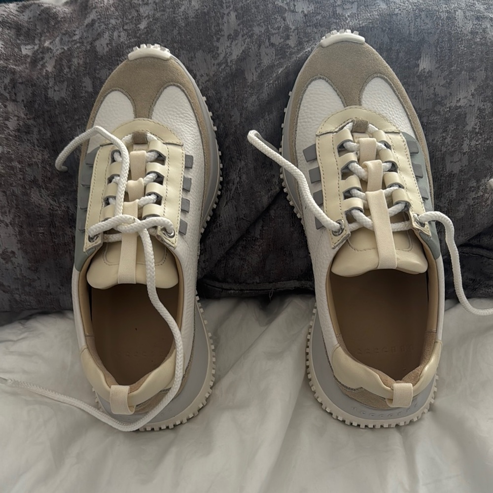 Versatile Cream and Gray Sneakers with Retro-Inspired Design